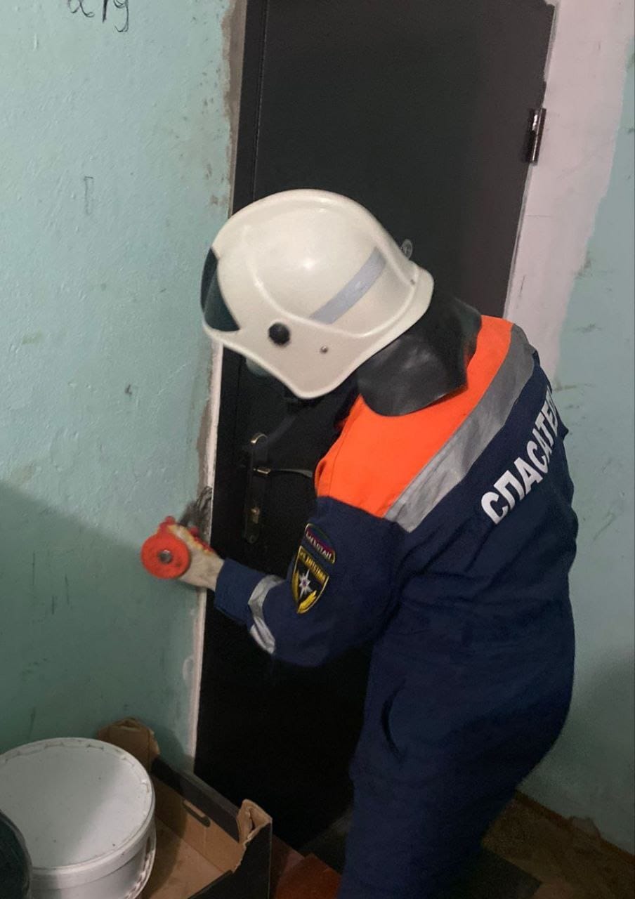 В Кизляре спасатели пришли на помощь местной жительнице с ребенком.